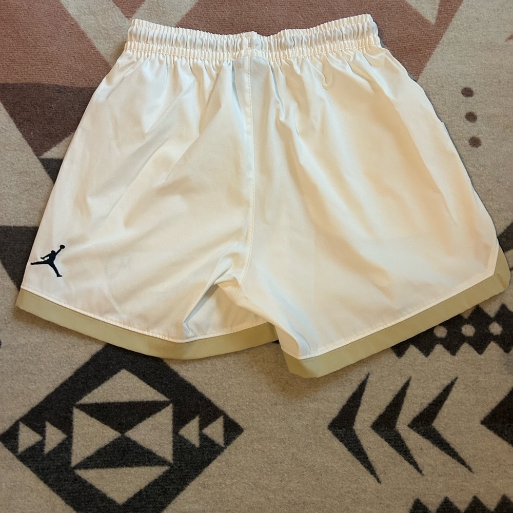 Jordan Cream Loose Fit Shorts - Picture 2 of 3
